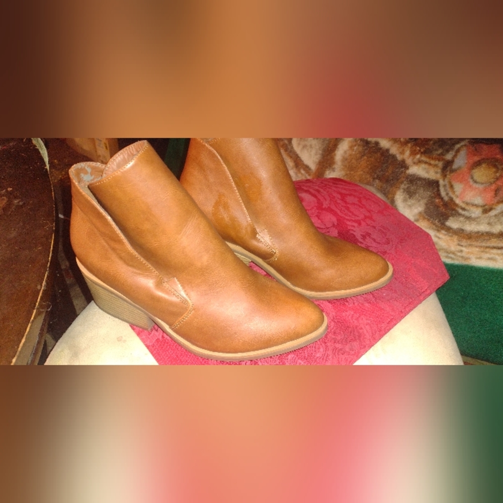 Women's apt 9 wedge heel slide on boots size 9.5 shoes
